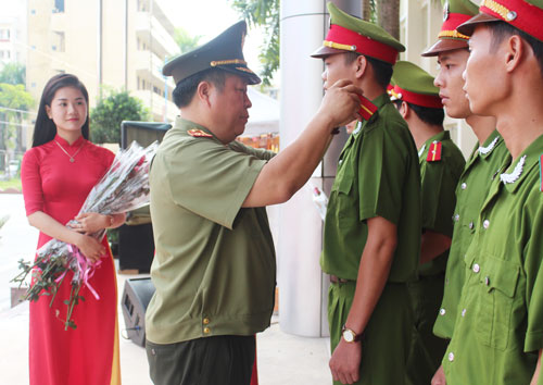 Trung tướng Bùi Văn Thành, Thứ trưởng Bộ Công an gắn quân hàm cho các tân sỹ quan khóa D35